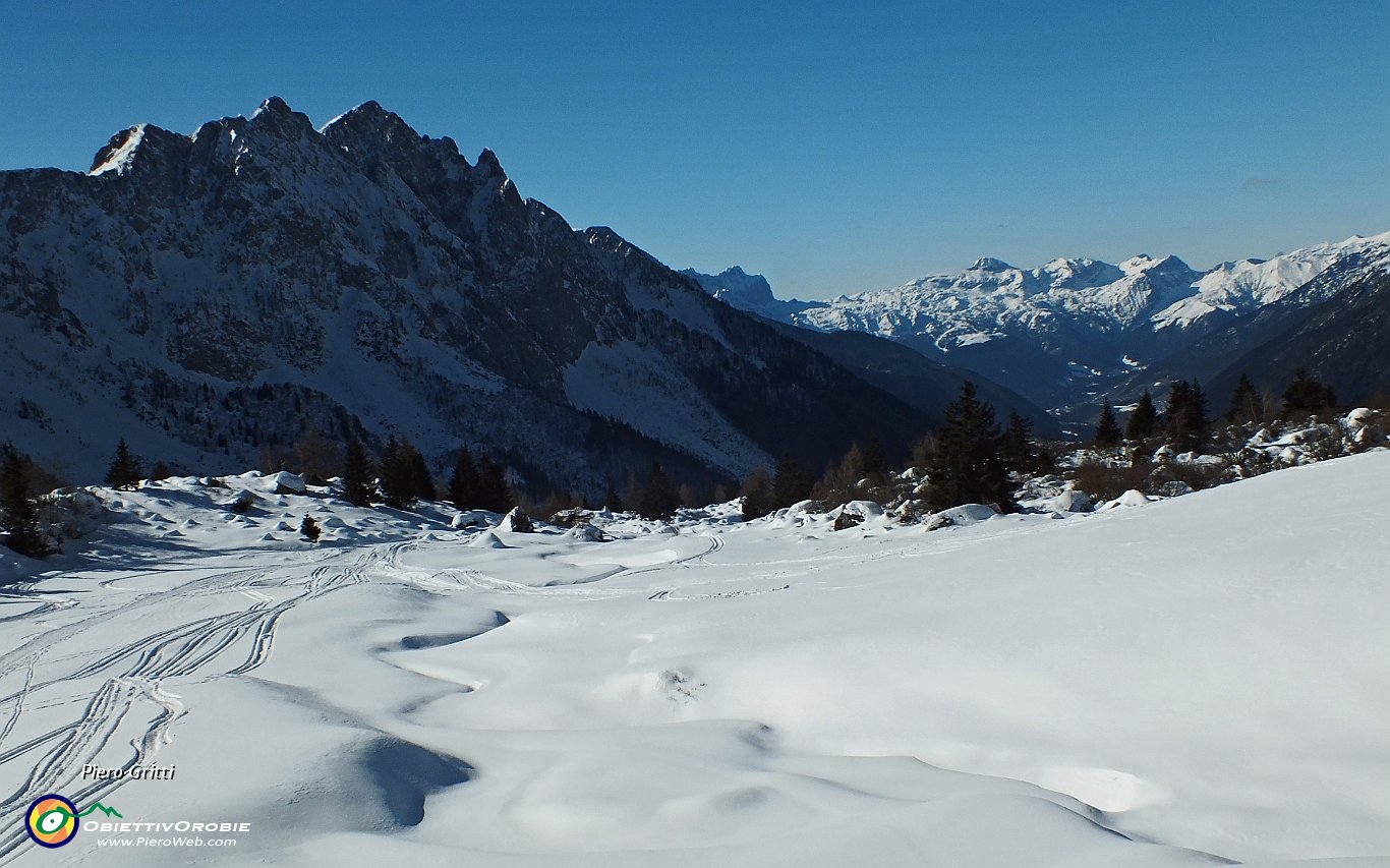 33 Cima Crap (2203 m.) e Ferrante sullo sfondo.JPG